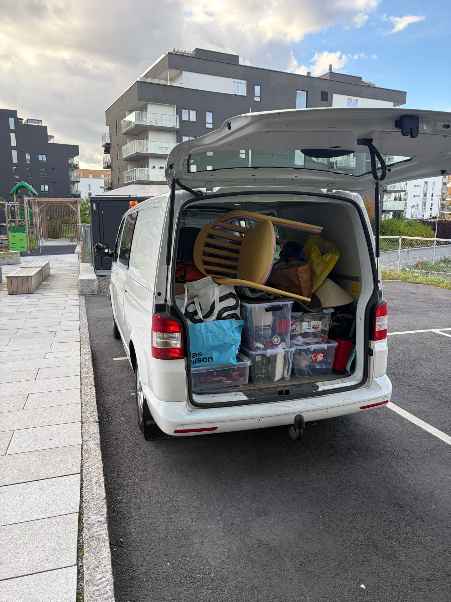 Flyttehjelp på Romerike – varebil lastet med møbler og flyttekasser