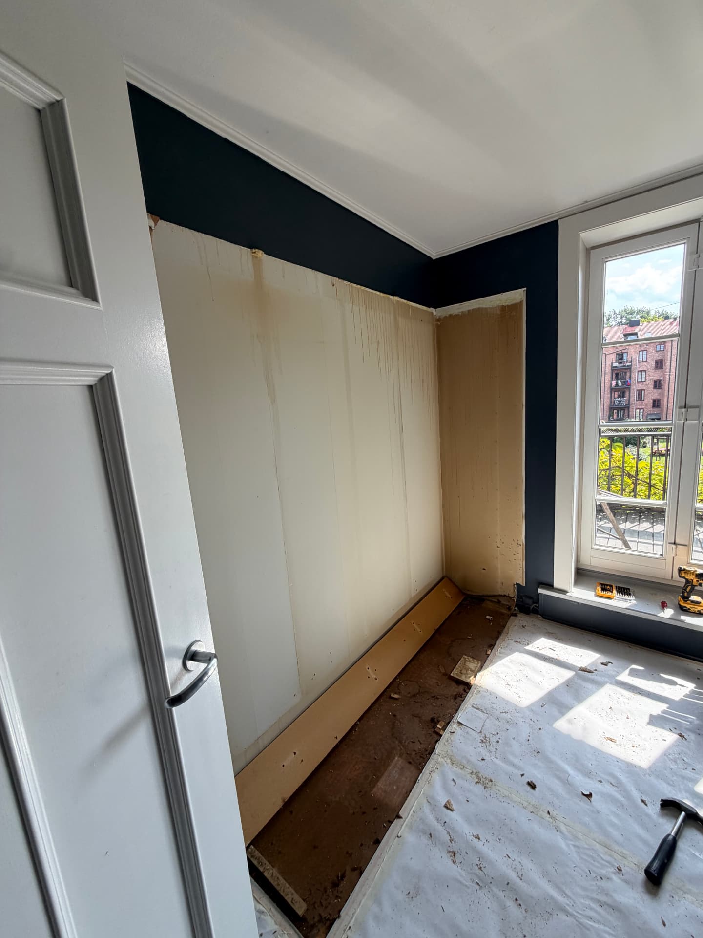 Ryddehjelp i Ullensaker – rommet ryddet etter demontering av garderobe