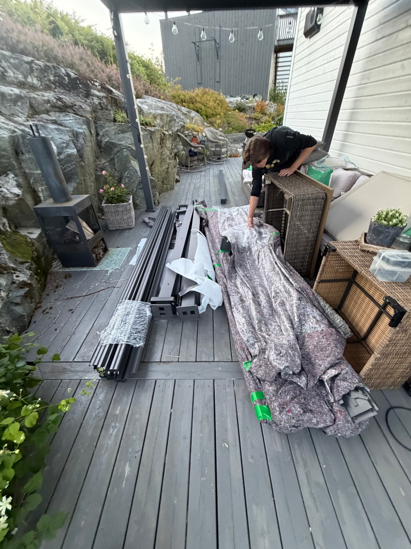 Demontering av pergola på Romerike før bortkjøring fra terrassen